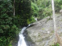 最初に訪れたのは、ホテルから南に20分位のところにある「Durian Perangin Waterfall」という滝です。正確な読み方はわかりませんが「ドゥリアン・ペランギン」とでも読むのでしょうね。

この滝は数段になって落ちる段瀑で、合計落差は60〜70ｍ位かと思います。
写真はその最下段部の斜瀑です。