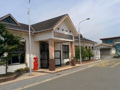 　最後の目的地は岐阜から東海道本線で一本です。
　が、途中でコインロッカーに荷物を預けて軽装化します。

　結構乗客が多かったですが、この駅で降りた人は数人程度でしたね。

　到着しました。
　最後に見たかった、関ケ原です。

　関ヶ原駅は南側にしか出口がありません。
　実は最初に行くべき場所は北側にあるので、若干迂遠ですが線路を跨って行く必要があります。
