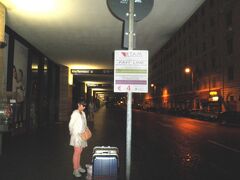 2013/05/07

５時３０分発のシャトルバスを待っています・・・
看板にもある通り、空港までは４ユーロです！！
さすがに安いですね〜