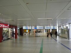 2013/05/07　フィウミチーノ空港

スイス航空のカウンター前にいたら、早めに受付をしてくれたので、荷物を預けて出国審査へ向かいます・・・