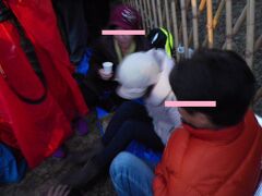 二月堂正面の中央、最前列にいらっしゃいました。かぶりつきですよ、かぶりつき！
虎吉ちゃんのお友達のオバ友ちゃん、おたまヤンクンさん、お寒い中、こんなに最高の場所を確保してくださって、どうも有難うございました。