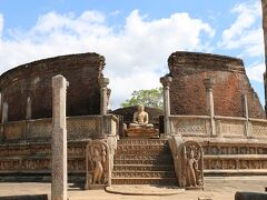 ワタダーゲ
　本遺跡で最も目立つ大きな円形状の寺院跡。ワタは円という意味ですので、「丸いお寺」。