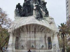 １５：２０
テトゥアン広場、ロベルト博士のモニュメント　Monument al Doctor Robert　1910。
 （ガウディが制作に関与した説あり。　カサ・ミラ 1906-10 の石と酷似。）

ロベルト博士は、医者でバロセロナ市長も務めたという人。
このモニュメントを制作した彫刻家リモーナ（Josep Llimona）はガウディの友人らしい。