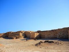 車で移動し、世界遺産の一部「ホール・ルーリのサムフラム遺跡（Sumhuram Archaeological Park）」へ。紀元前１世紀に建てられた港湾都市の遺構。街はサムフラムと呼ばれていた。
乳香貿易の拠点で、あのシバの女王の宮殿跡と言われる遺跡もある。
海辺の砂州の内部にある高台に立地し、この環境もなかなか素晴らしい！