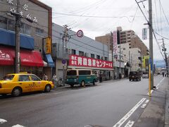 青森駅にほど近い青森魚菜センターに来ました。
地元の人は古川市場っていいますが、いまや「のっけ丼」で有名ですよね。