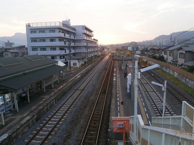 というわけで、4時過ぎに目が覚めてそこから今日することないから旅行行こうと決めて急遽出発、屋島から高松行きの普通列車です。