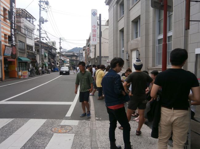 そこから尾道ラーメン食べに行きます、食べログで一番人気だった朱華園に11時3分到着・・・50人以上待っている！！