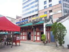 シティ・スクエアのちょい西あたり、中国系のお寺がありました。

入ってみました。