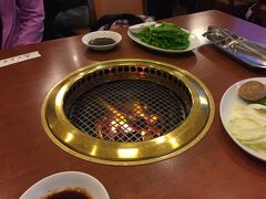 晩御飯はホテルAU松阪近くの宮本屋で焼肉をいただきました。ここは地元でも人気店みたいで6時半くらいに行ったのですが、すぐ店はいっぱいになりました。

http://www.miyamotoya.net
