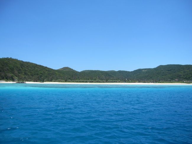 海から見た阿真ビーチ。<br />青い。白い。きらきら。