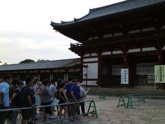 大仏殿は、すでに開聞前に大行列でした。