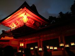 朱塗りの社殿が鮮やか。

空が薄暮なのがイイ感じです。