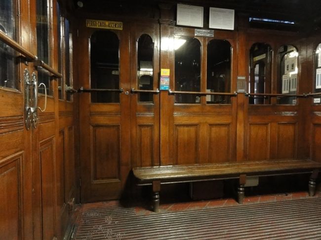 「始発が７時」とガイドブックに書いてあったので、その時間に合わせて来たが、気が抜けるくらい誰もいなかった。 <br /><br />「ボン・ディア〜」と運転手さんに挨拶して乗り込む。<br />時刻表が張ってあったので、満員になったら動くというのではないようだ。 <br />そうなら、昨日の不動の行列も納得。 <br />