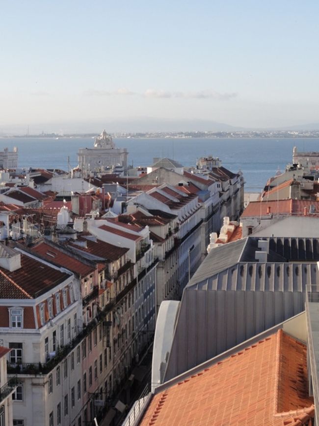 エレベータの上の駅の、その上には展望カフェがあるとの話だが、当然、まだオープンしていない。 <br />周囲をぐるりと回って、町の眺めを楽しむ。 <br />