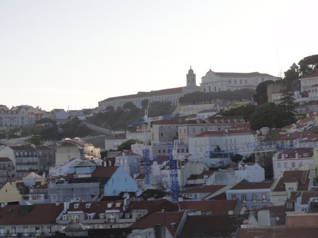 アルファマ地区。まだ、日が丘の後ろにあるようだ。