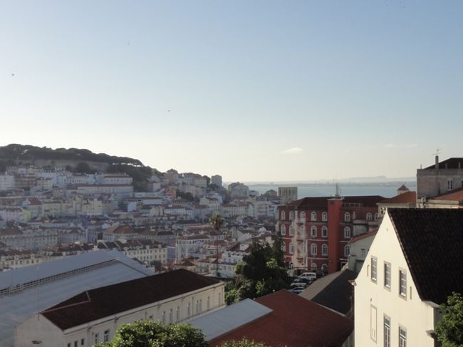 アルファマ地区に灯がともるころ、来てみたかったな。<br />テージョ川の水面も見えるのね。