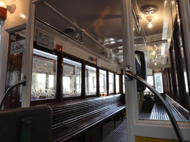 車内をのぞき込んで写真を撮った。<br />昔の日本の「市電」のようだ。 <br /> <br />