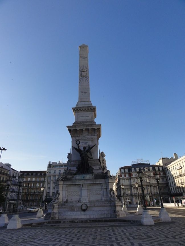 広場に建つオベリスク。