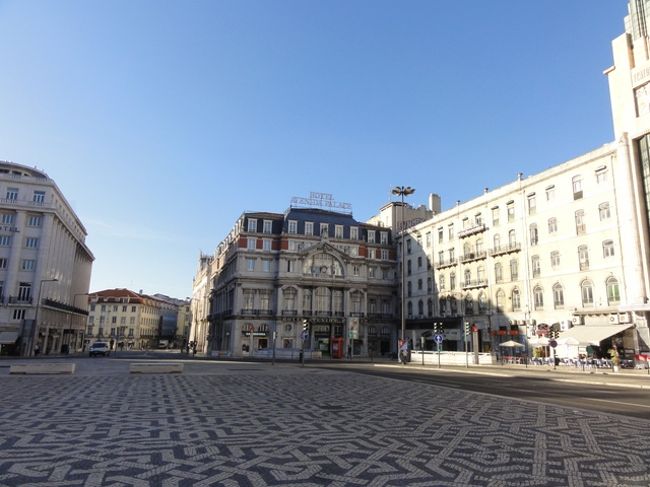 両側に車道があり、中央部が広場なのね？<br />モザイク模様がお洒落。<br />あの右側の建物の所に・・・