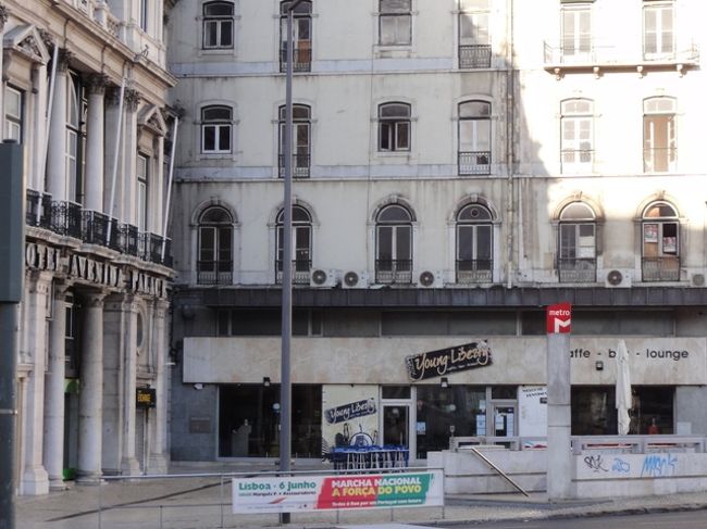 Metroのレスタウラドーレス駅の入口がある。<br />私は、昨日、あそこから出てきたんだよ。