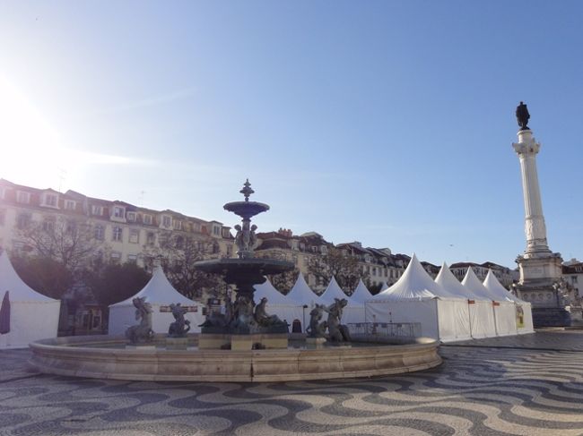 朝のロッシオ広場。