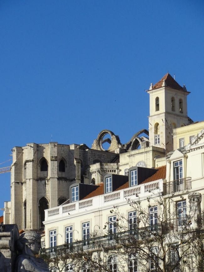 バイロ・アルト地区のカルモ教会を仰ぎ見る。<br />１７５５年のリスボン大地震で崩れた姿をそのまま残し、内部は博物館になっているそうだ。