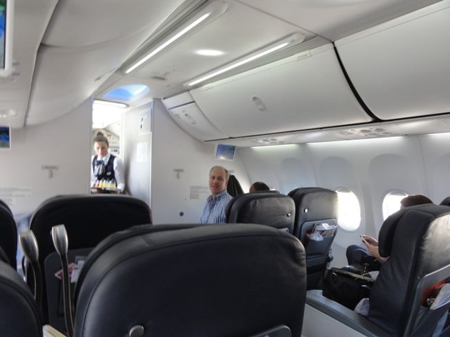 いきなりですが、帰国便の機内の写真。<br />帰りはターキッシュ・エアラインを利用する。（イスタンブール経由）<br />機材はB３７３−８００。