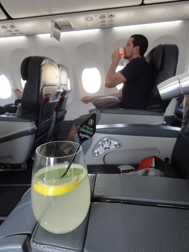 座席は２−２、立て列の配置で、どの席も１−１の乗客。<br />（２人一緒の旅程の人たちは除く。）<br />ウエルカム・レモネードをいただいて・・・。