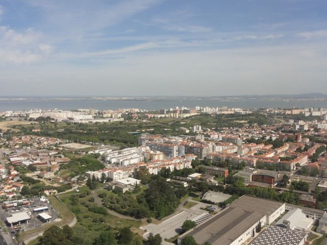 飛び立ってすぐ、眼下にリスボンの景色が広がった。