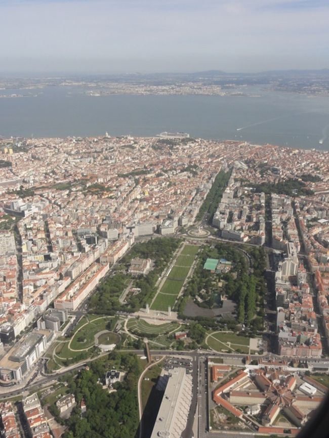 エドゥアルド VII公園と、その南に続くリベルターデ大通り。<br />リスボンは中心部に緑が多い都市だったのか。