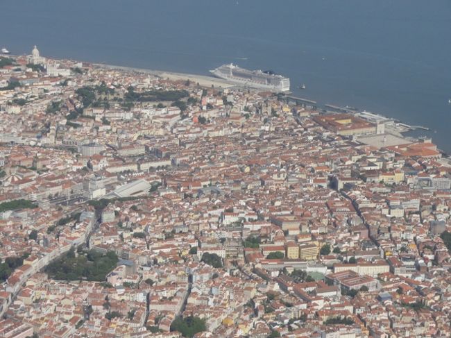 テージョ河畔に大型客船が寄港していた。