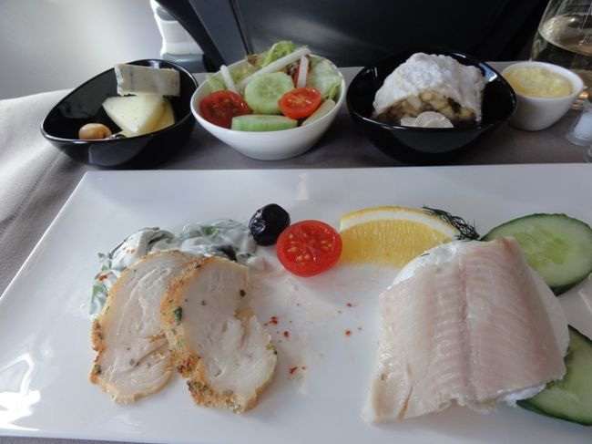 夢中で景色を見ていたら、食事が始まった。<br />前菜はスモークした鰊と鶏肉。