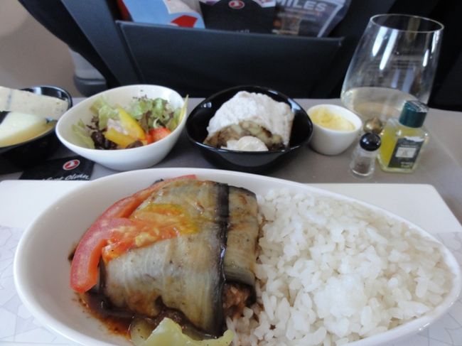 メインは茄子のムサカ。<br />ご飯がたっぷり添えられていた。（・・・要らないのに。）<br />デザートは最初から配膳されていた、アップル・クランブル。