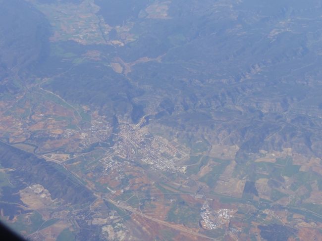 食事をしながらも、下の景色が気になって仕方ない。<br />あれっ、眼下に広がるこの街は・・・