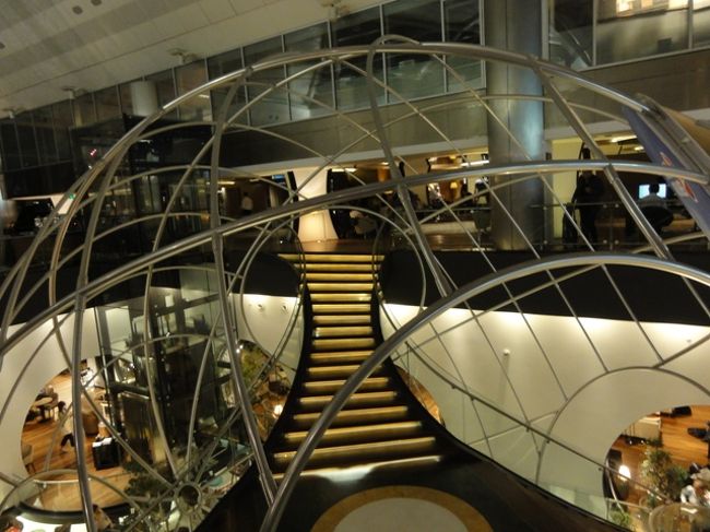 今回、トルコ航空を選んだのは、ISTのアタチュルク空港のトルコ航空ラウンジに来てみたかったから・・・と、いうのも理由の一つ。<br />でもね、この時間帯は・・・ものすごく混んでいた。1階は座る所もないよ？<br />地下に行ってみよう。