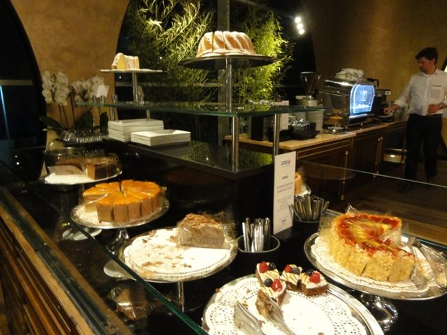 夜遅かったので、焼きたてのピデがいただけるというコーナーは閉まっていたのも残念。<br />ケーキは沢山飾られている。