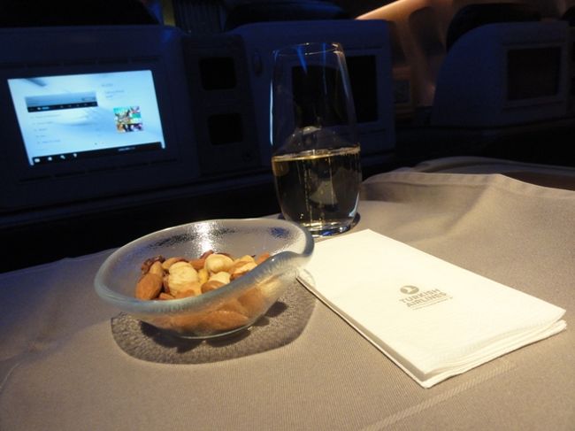 成田行きは、乗り継ぎ便を待って、出発が大幅に遅れた。<br />定刻に飛ばないのなら、定刻に搭乗させなくても良いじゃん？<br />どうせなら、もう少しラウンジをゆっくり探検したかった。