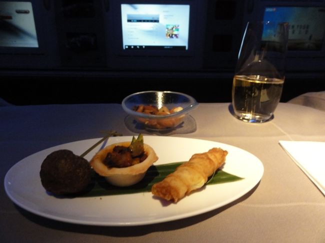 お夜食。<br />突き出しは白チーズのパイなど。