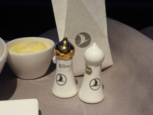 塩・胡椒入れはこちらの方が、より可愛い。<br />うしろの紙袋の中は蝋燭が入っていた。