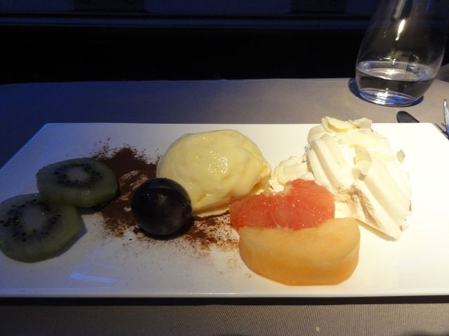 デザートは果物とアイスクリーム。