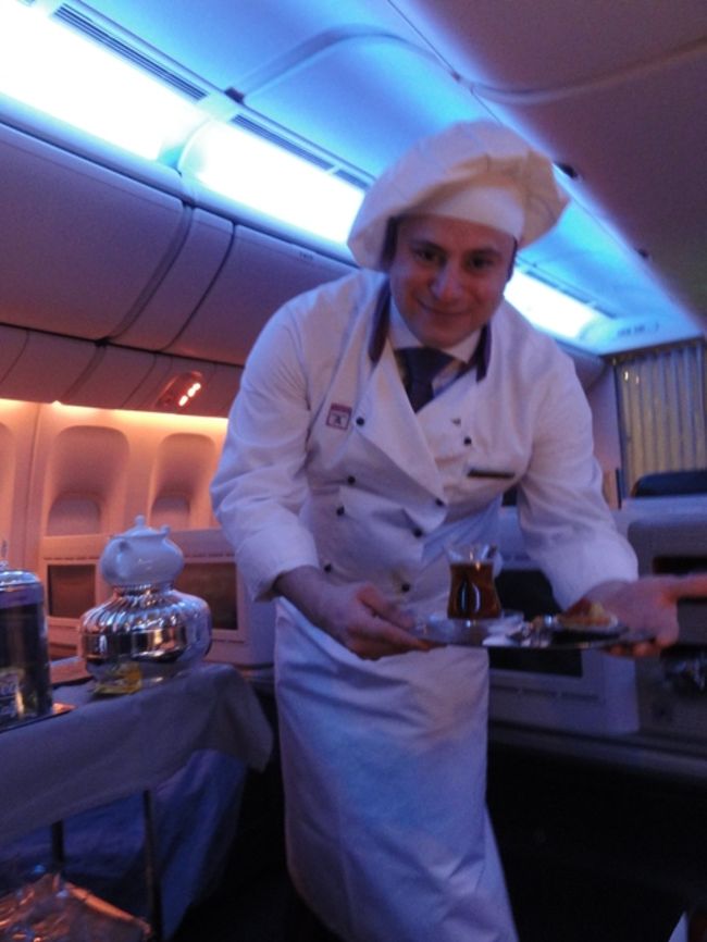 本格的なチャイセットがワゴンに乗っているので、チャイを注文。