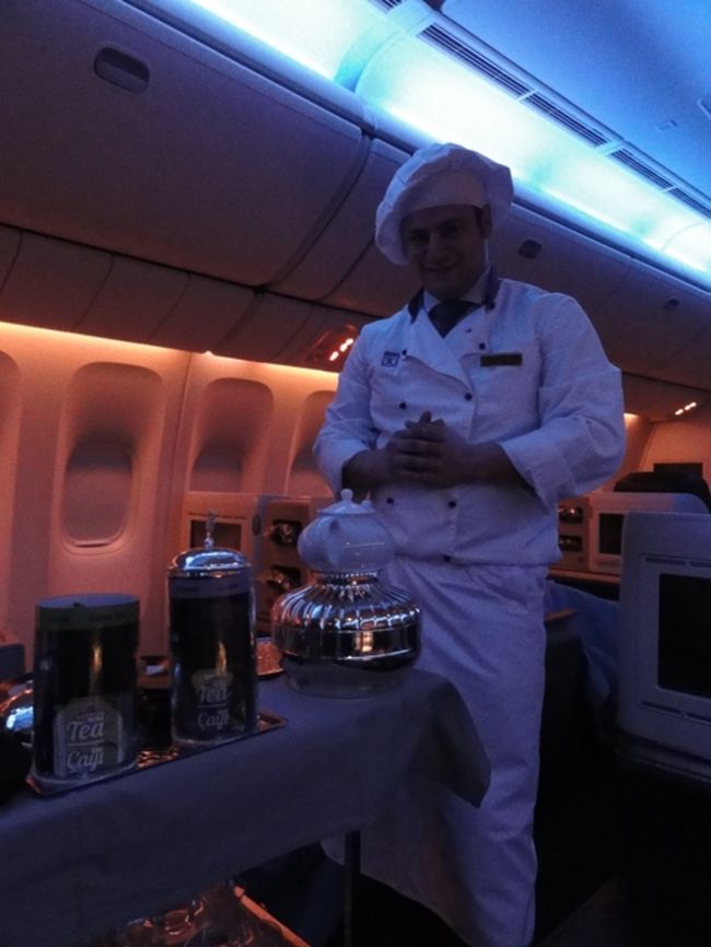 マダム、食後のお飲み物はいかがいたしましょうか？<br />出たな！！フライング・シェフ！