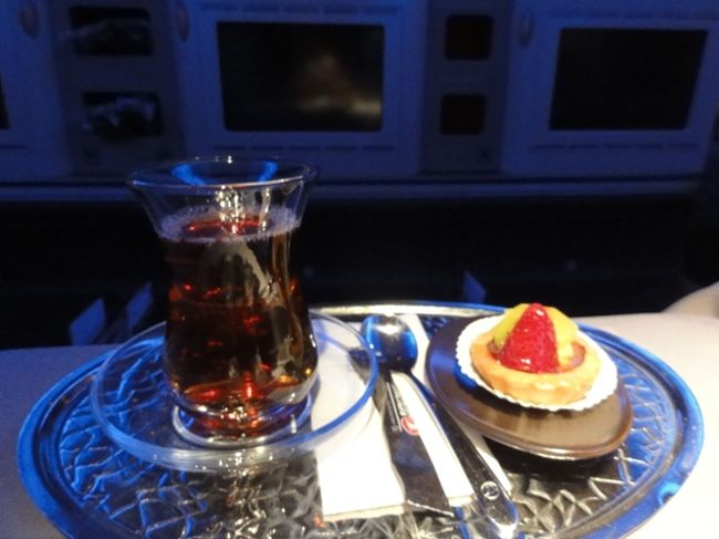 チャイグラスでの提供。小菓子も付いてきました。<br />ご馳走さまでした。<br /><br />さ〜て、フルフラットにして（マットレスも敷いて）、ゆっくり寝ることにしよう。<br />