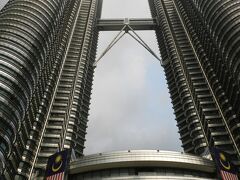 帰路便の飛行機の出発時刻は23:45。
まだまだ時間があるので、「ペトロナス・ツインタワー」に行ってみることにしました。

私たちはＫＬは二度目ですが、このタワーは真下から見たらやっぱり大迫力ですね〜！