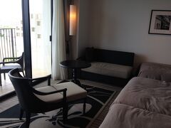 今日のお宿はホテルモントレ沖縄

落ち着いた内装の素敵なホテルです。