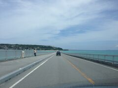 ホテルをチェックアウトした後、北部に向かいます。
古宇利大橋を通って古宇利島へ。
海がきれいでした。