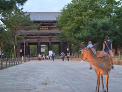 天平創建時の門は平安時代に大風で倒壊し、現在の門は鎌倉時代(1199年)再建したものです。