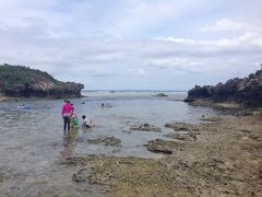 フクギ並木を抜け、ビーチに出て、海沿いの道を戻ります。

途中、カキ氷屋さんで一休み〜♪