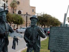 思ったよりすぐに浜辺の端の教会にたどり着いたものの、今日はお葬式があるのかな？みたいな様子だったので、退散。