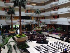 かりゆしの１Fフロア
JTBルームやお土産ショップ、コンビニがあります。
夜１時まで営業。
買い物は、エグゼスよりこちらへ